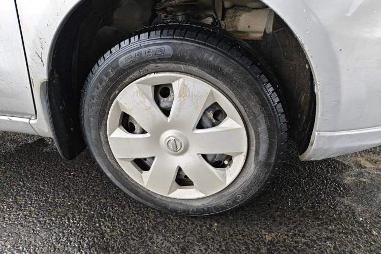 Used Nissan Livina 2010 Jingyue Edition 1.6L Manual All-Around Model Right Front Wheel Hub