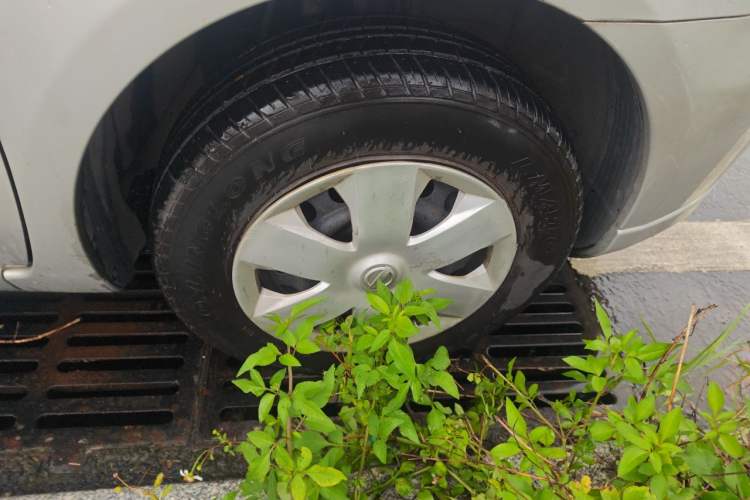 Used Nissan Livina 2010 Jingyue Edition 1.6L Automatic All-in-One Model Right Front Wheel Hub