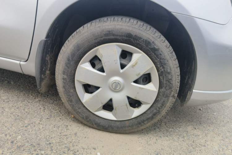 Used Nissan Livina 2010 Jingyue Edition 1.6L Manual All-Around Model Right Front Wheel Hub