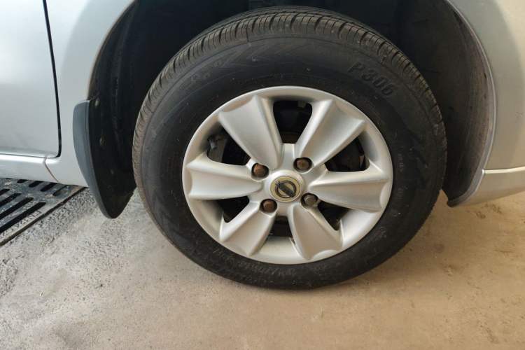 Used Nissan Livina 2010 Jingyue Edition 1.6L Manual All-Around Model Right Front Wheel Hub