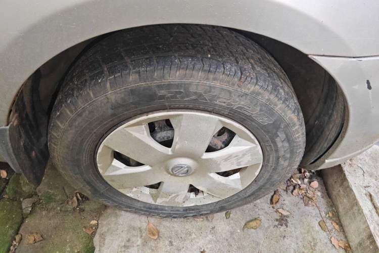Used Nissan Livina 2010 Jingyue Edition 1.6L Automatic Supercharged Model Right Front Wheel Hub