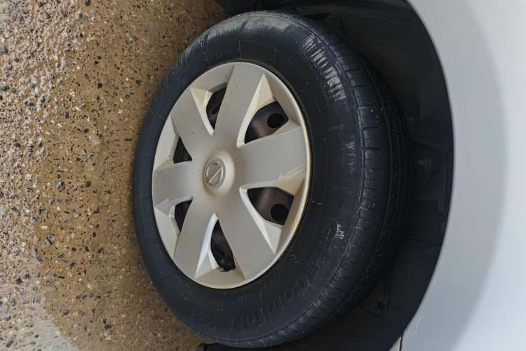 Used Nissan Livina 2010 Jingyue Edition 1.6L Automatic All-in-One Model Right Front Wheel Hub