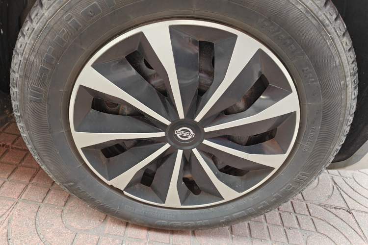 Used Nissan Livina 2010 Jingyue Edition 1.6L Manual All-Around Model Right Front Wheel Hub