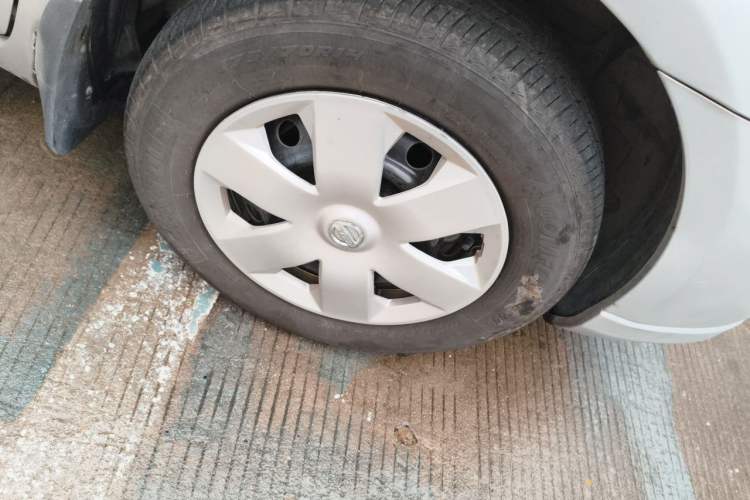 Used Nissan Livina 2010 Jingyue Edition 1.6L Automatic All-in-One Model Right Front Wheel Hub