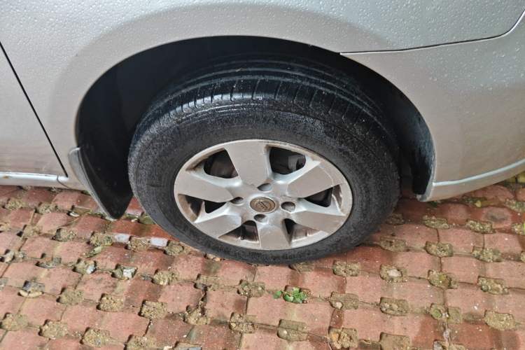 Used Nissan Livina 2010 Jingyue Edition 1.6L Manual Supercharged Model Right Front Wheel Hub