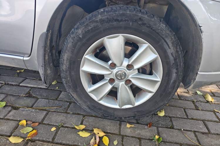Used Nissan Livina 2010 Jingyue Edition 1.6L Manual All-Around Model Right Front Wheel Hub