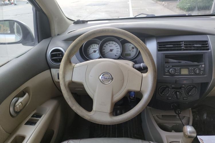 Used Nissan Livina 2010 Jingyue Edition 1.6L Manual All-Around Model Steering Wheel