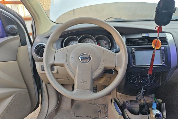 Used Nissan Livina 2010 Jingyue Edition 1.6L Manual All-Around Model Steering Wheel
