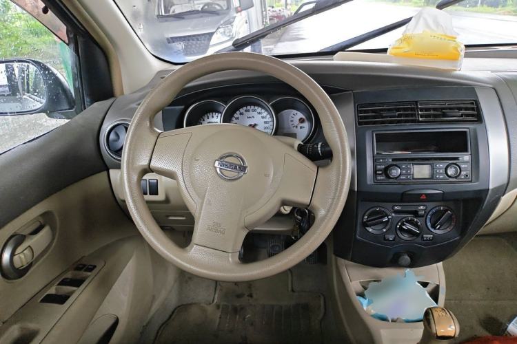 Used Nissan Livina 2010 Jingyue Edition 1.6L Manual All-Around Model Steering Wheel