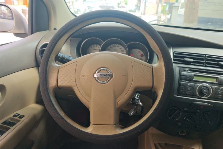 Used Nissan Livina 2010 Jingyue Edition 1.6L Manual All-Around Model Steering Wheel
