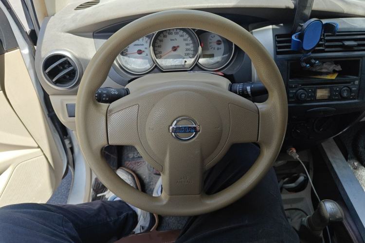 Used Nissan Livina 2010 Jingyue Edition 1.6L Manual All-Around Model Steering Wheel