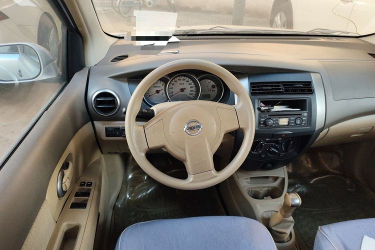 Used Nissan Livina 2010 Jingyue Edition 1.6L Manual All-Around Model Steering Wheel