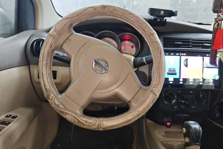 Used Nissan Livina 2010 Jingyue Edition 1.6L Automatic Supercharged Model Steering Wheel