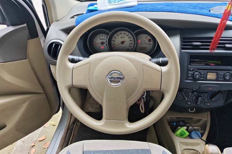 Used Nissan Livina 2010 Jingyue Edition 1.6L Manual All-Around Model Steering Wheel