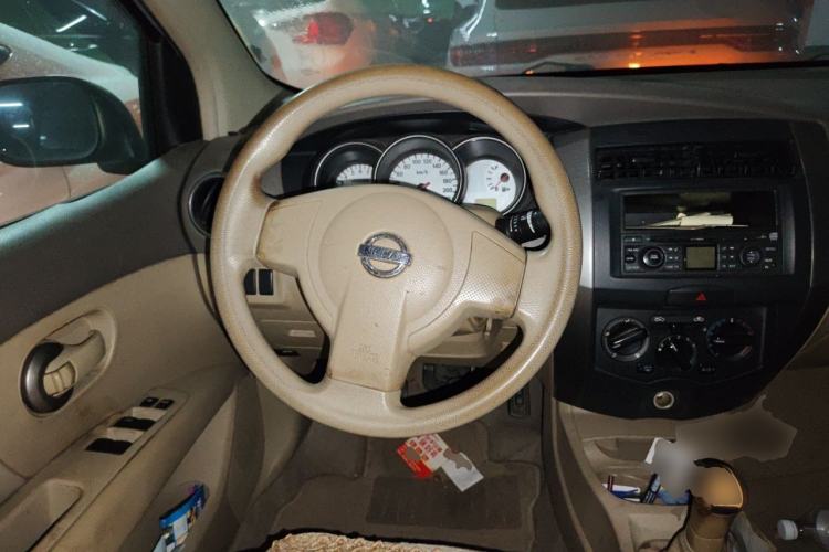 Used Nissan Livina 2010 Jingyue Edition 1.6L Manual All-Around Model Steering Wheel