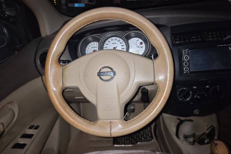 Used Nissan Livina 2010 Jingyue Edition 1.6L Manual All-Around Model Steering Wheel