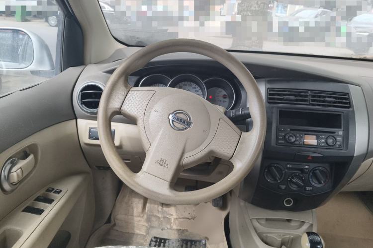 Used Nissan Livina 2010 Jingyue Edition 1.6L Manual All-Around Model Steering Wheel