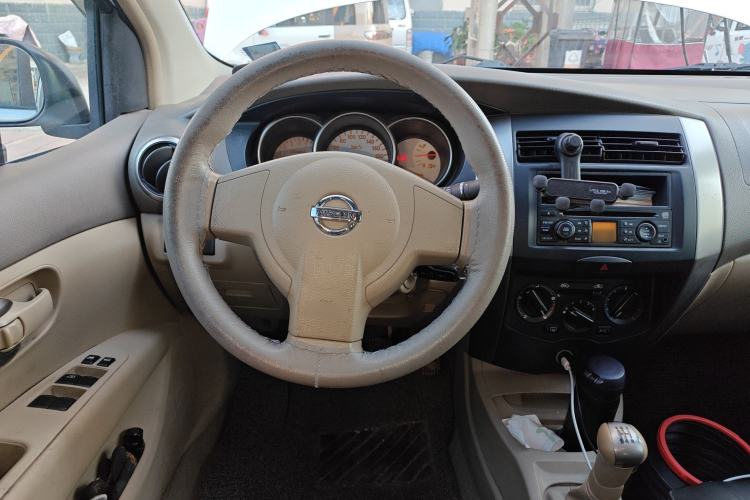 Used Nissan Livina 2010 Jingyue Edition 1.6L Manual All-Around Model Steering Wheel