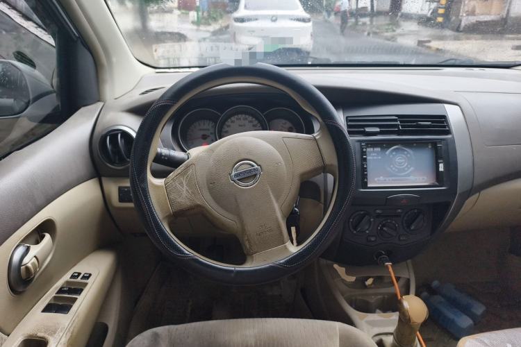 Used Nissan Livina 2010 Jingyue Edition 1.6L Manual All-Around Model Steering Wheel
