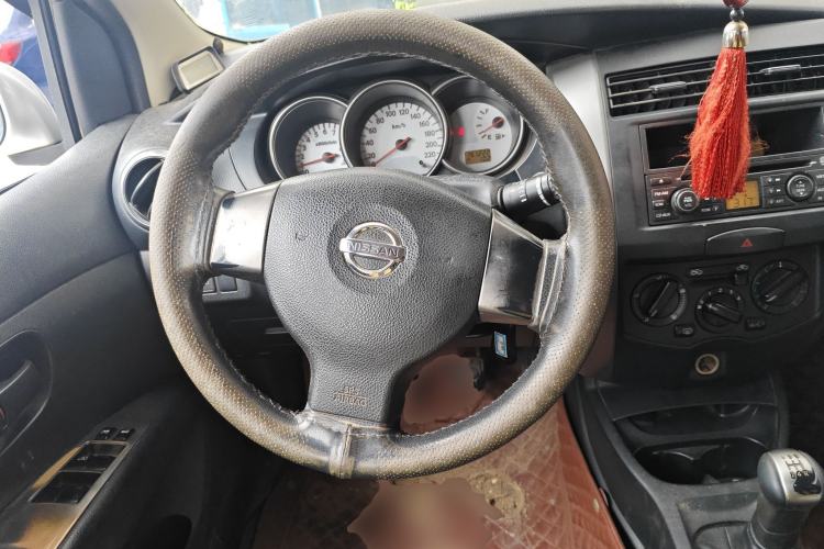 Used Nissan Livina 2010 Jingrui Edition 1.6L Manual Standard Model Steering Wheel