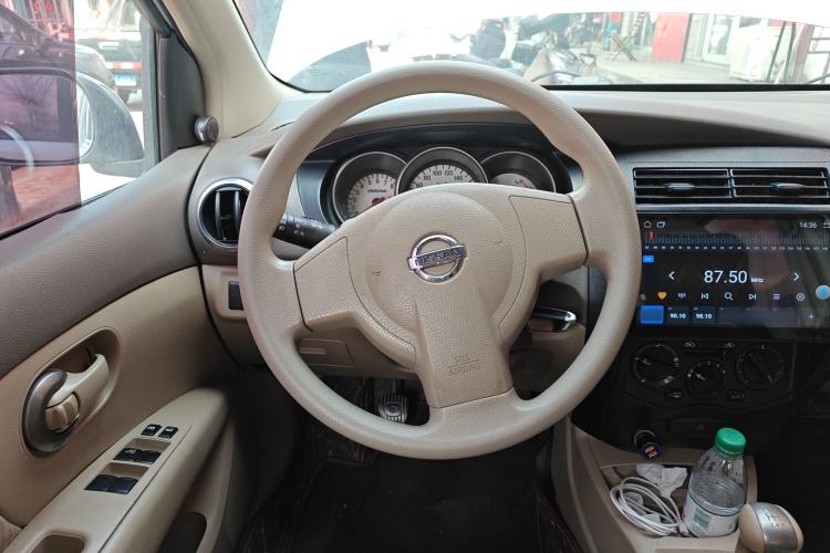 Used Nissan Livina 2010 Jingyue Edition 1.6L Manual All-Around Model Steering Wheel