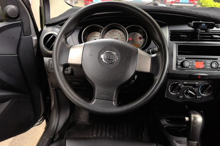 Used Nissan Livina 2010 Jingrui Edition 1.6L Automatic Smart High-End Model Steering Wheel