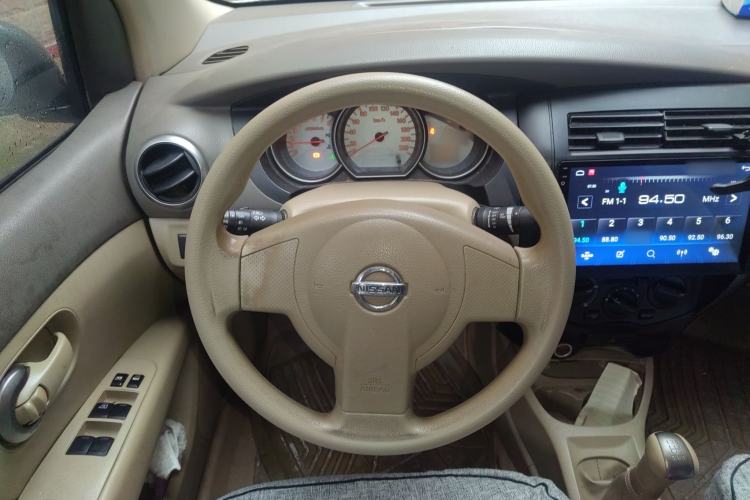 Used Nissan Livina 2010 Jingyue Edition 1.6L Manual All-Around Model Steering Wheel