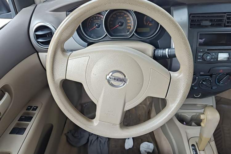 Used Nissan Livina 2010 Jingyue Edition 1.6L Automatic All-in-One Model Steering Wheel