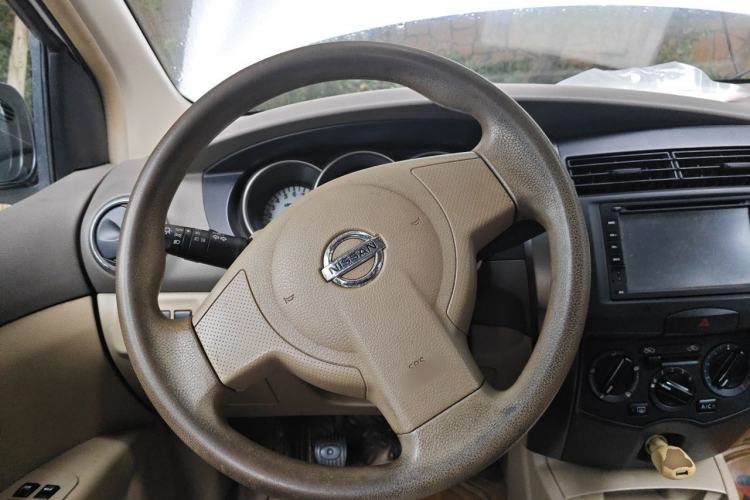 Used Nissan Livina 2010 Jingyue Edition 1.6L Manual Supercharged Model Steering Wheel