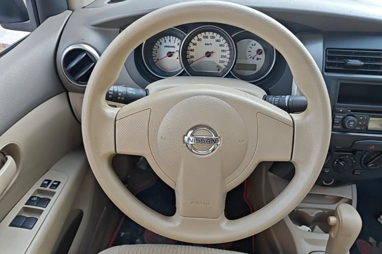 Used Nissan Livina 2010 Jingyue Edition 1.6L Automatic All-in-One Model Steering Wheel