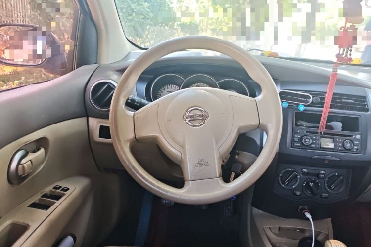 Used Nissan Livina 2010 Jingyue Edition 1.6L Manual All-Around Model Steering Wheel