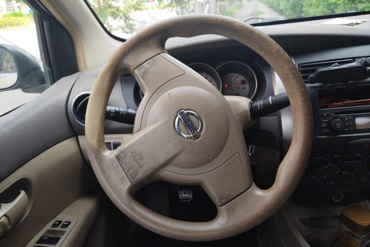 Used Nissan Livina 2010 Jingyue Edition 1.6L Manual All-Around Model Steering Wheel