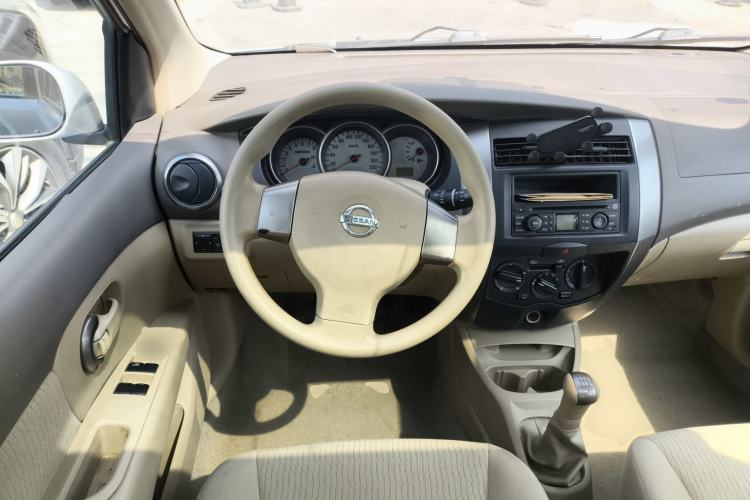 Used Nissan Livina 2010 Jingyue Edition 1.6L Manual All-Around Model Steering Wheel