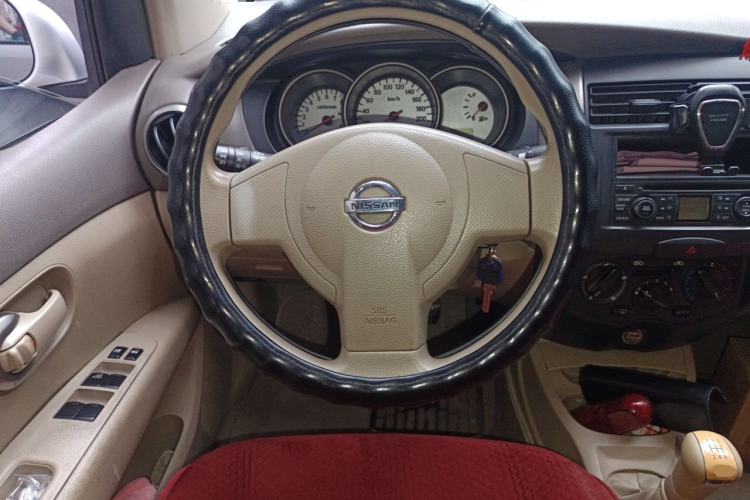 Used Nissan Livina 2010 Jingyue Edition 1.6L Manual All-Around Model Steering Wheel