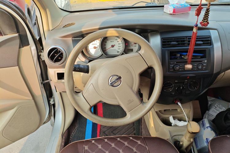 Used Nissan Livina 2010 Jingyue Edition 1.6L Manual All-Around Model Steering Wheel