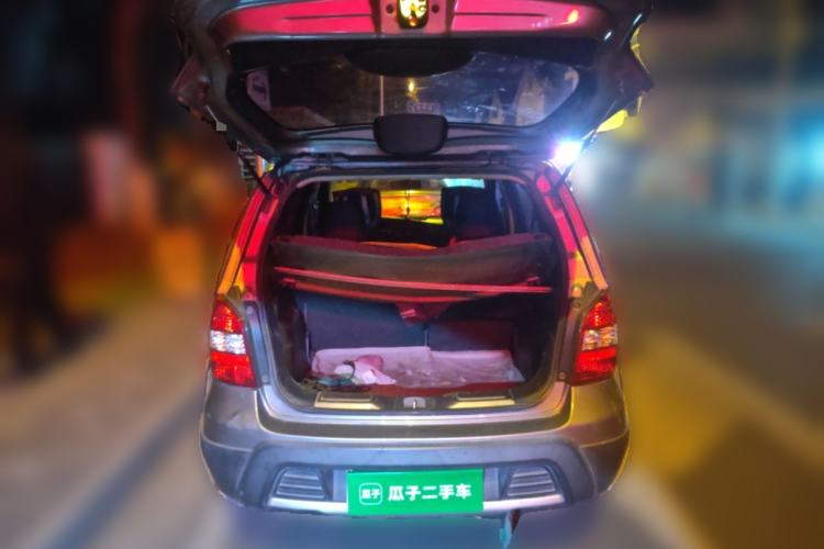 Used Nissan Livina 2010 Jingrui Edition 1.6L Manual Standard Model Trunk
