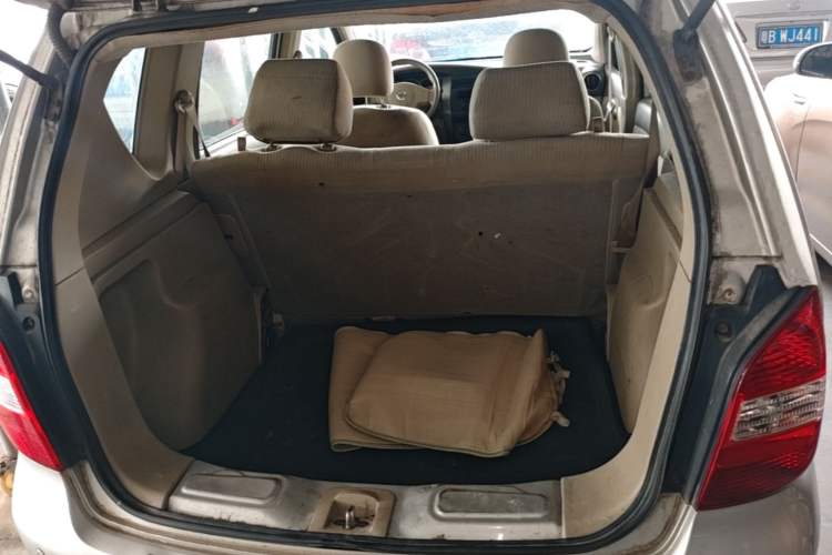 Used Nissan Livina 2010 Jingyue Edition 1.6L Automatic Supercharged Model Trunk