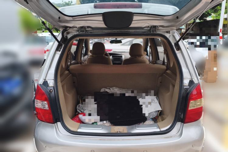 Used Nissan Livina 2010 Jingyue Edition 1.6L Automatic All-in-One Model Trunk