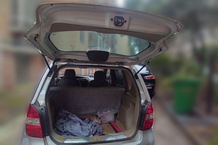 Used Nissan Livina 2010 Jingyue Edition 1.6L Manual All-Around Model Trunk