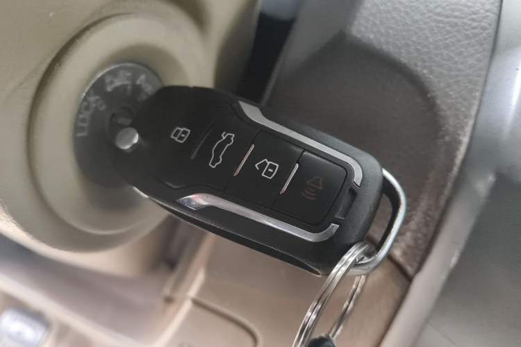 Used Nissan Livina 2010 Jingyue Edition 1.6L Manual All-Around Model Vehicle Key