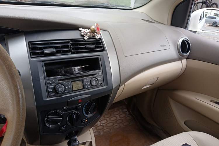 Used Nissan Livina 2010 Jingyue Edition 1.6L Automatic Supercharged Model Audio And AC Panel