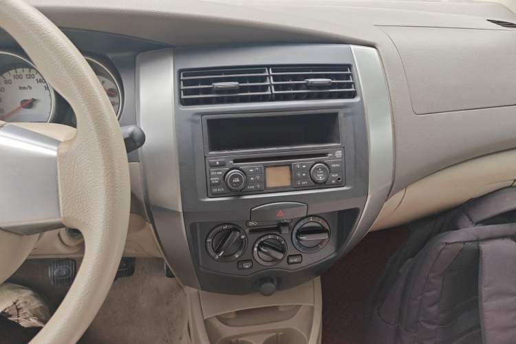 Used Nissan Livina 2010 Jingyue Edition 1.6L Manual Supercharged Model Audio And AC Panel