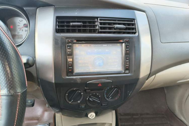 Used Nissan Livina 2010 Jingyue Edition 1.6L Manual Supercharged Model Audio And AC Panel
