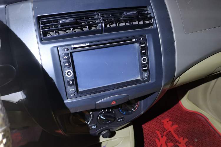 Used Nissan Livina 2010 Jingyue Edition 1.6L Manual All-Around Model Audio And AC Panel
