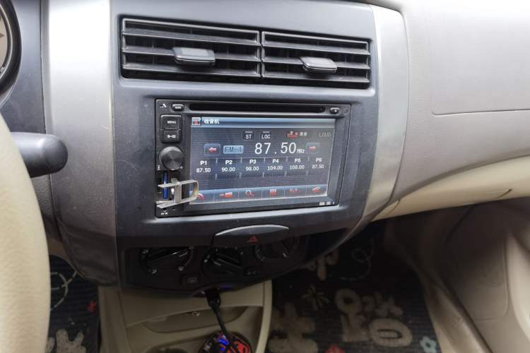 Used Nissan Livina 2010 Jingyue Edition 1.6L Manual All-Around Model Audio And AC Panel
