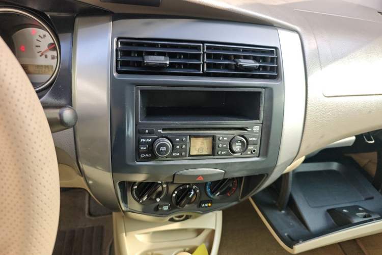 Used Nissan Livina 2010 Jingyue Edition 1.6L Automatic All-in-One Model Audio And AC Panel