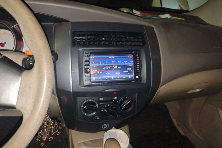 Used Nissan Livina 2010 Jingyue Edition 1.6L Automatic Supercharged Model Audio And AC Panel