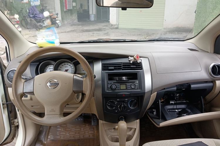 Used Nissan Livina 2010 Jingyue Edition 1.6L Automatic Supercharged Model Center Console