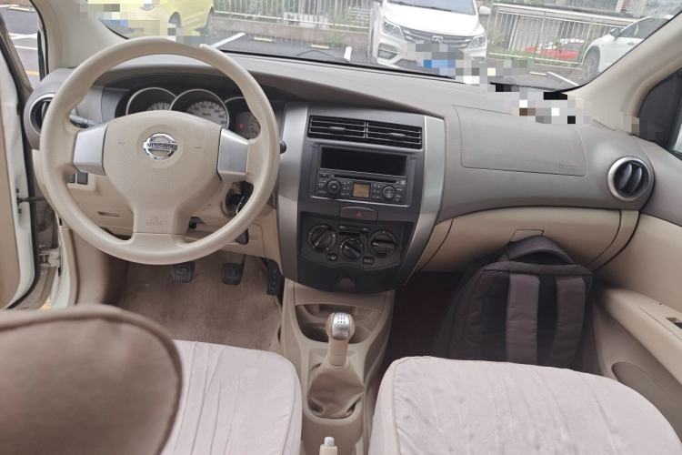 Used Nissan Livina 2010 Jingyue Edition 1.6L Manual Supercharged Model Center Console