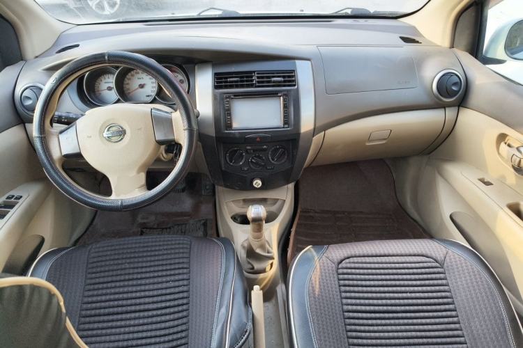 Used Nissan Livina 2010 Jingyue Edition 1.6L Manual Supercharged Model Center Console